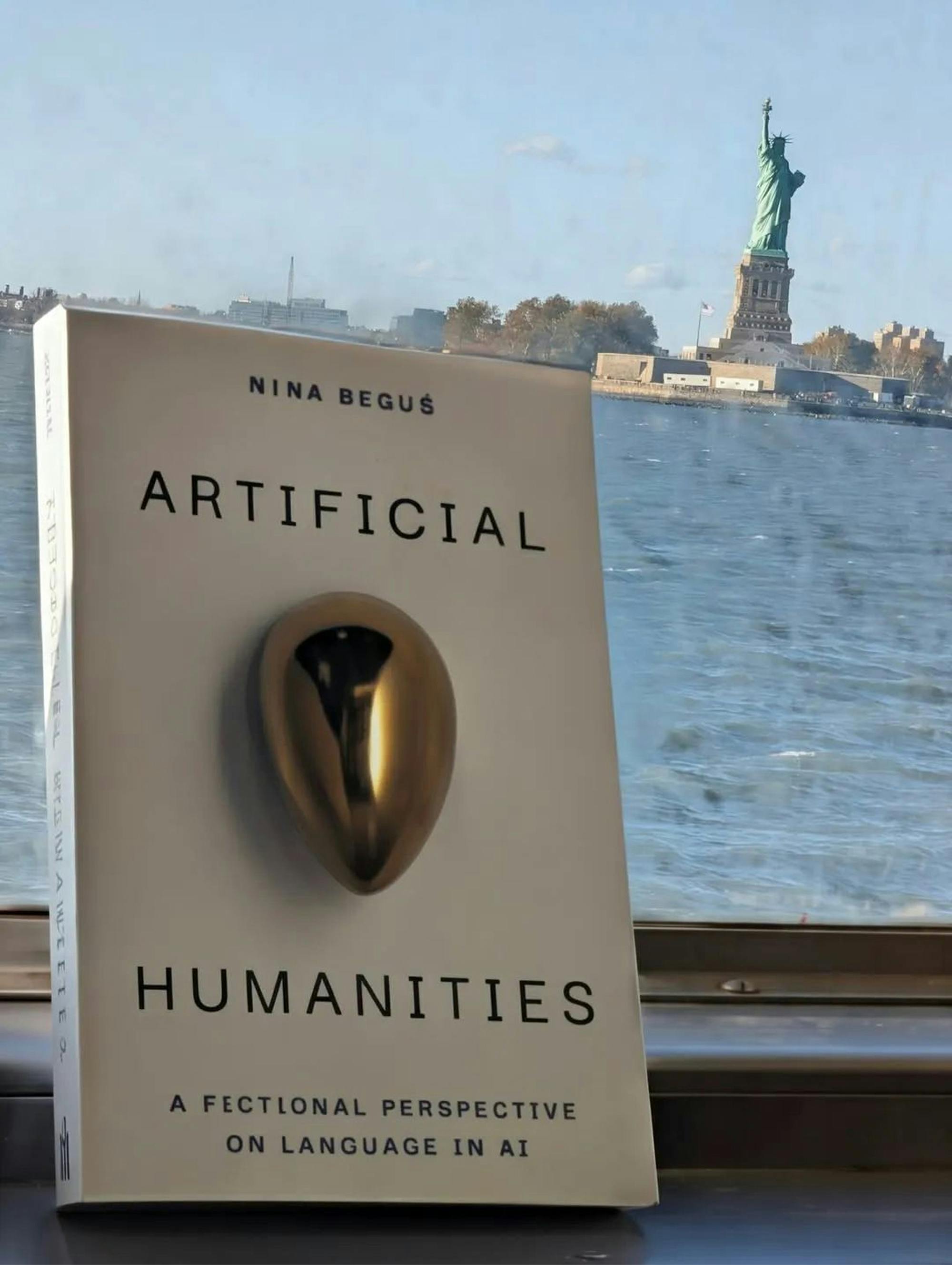 Naslovnica knjige, v ozadju reka Hudson in Kip svobode