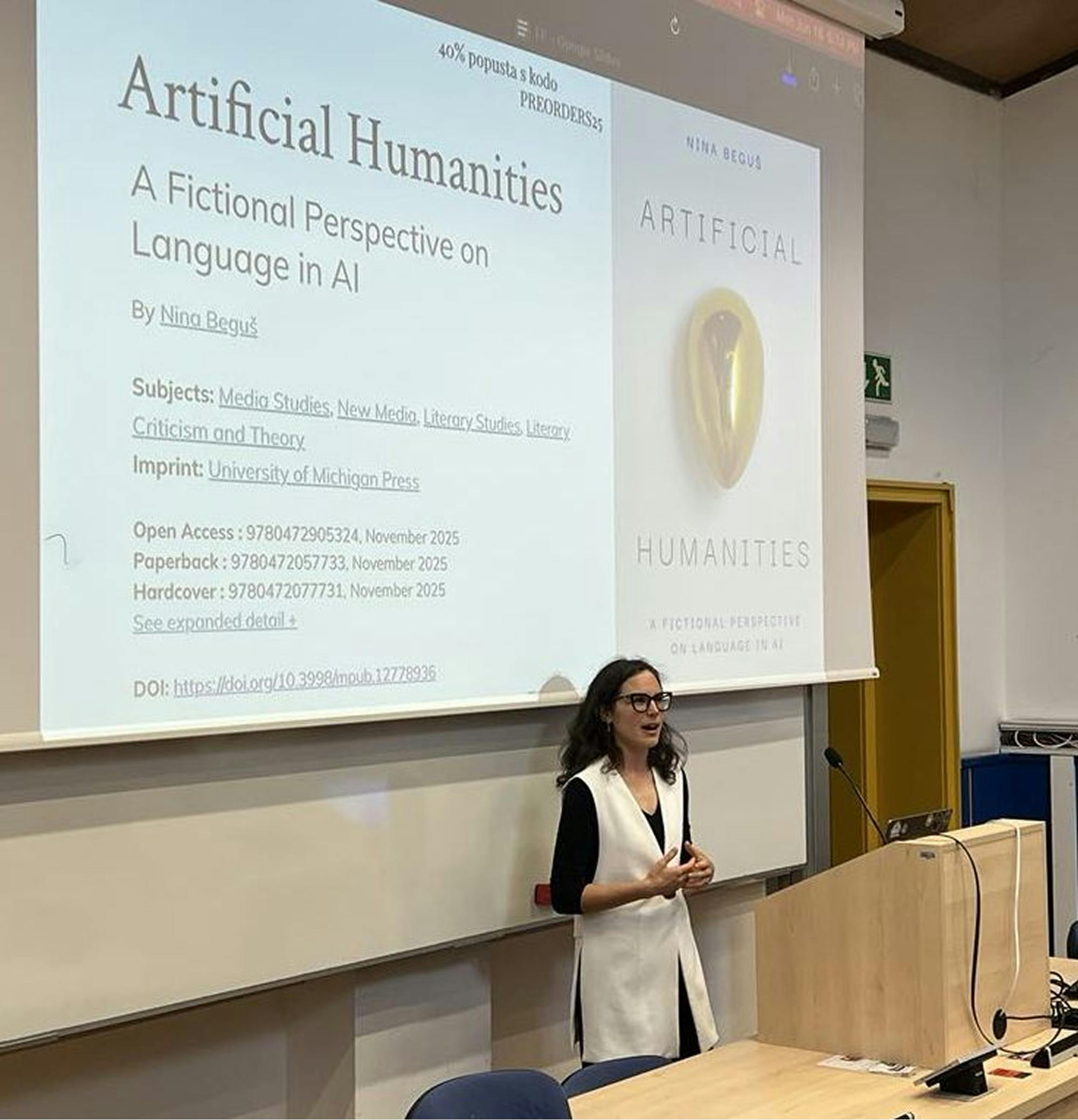 Nina Beguš med predavanje