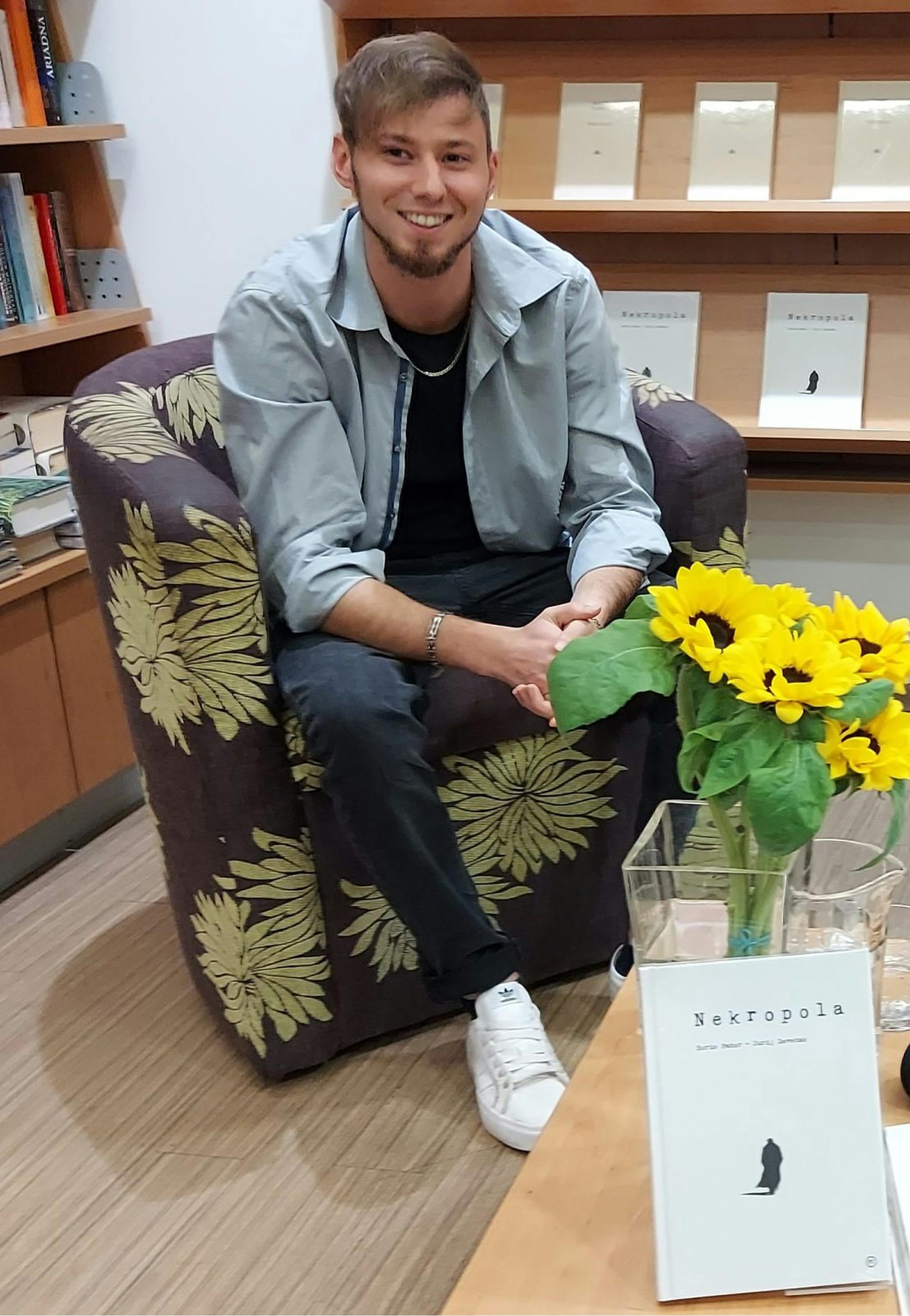 Nasmejani Jurij Devetak med predstavitvijo knjige