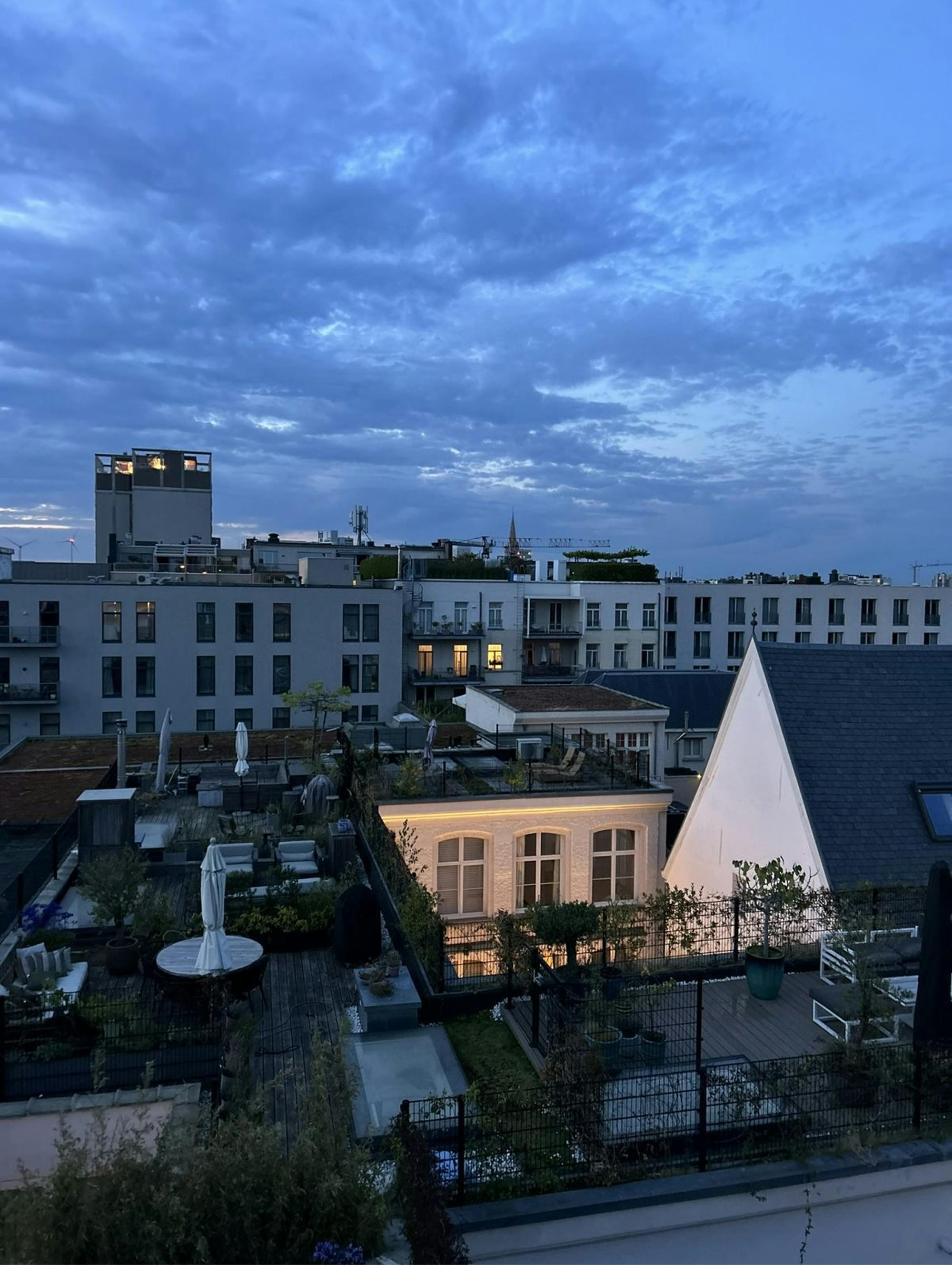 Pogled s strehe na zeleno teraso v večerni uri