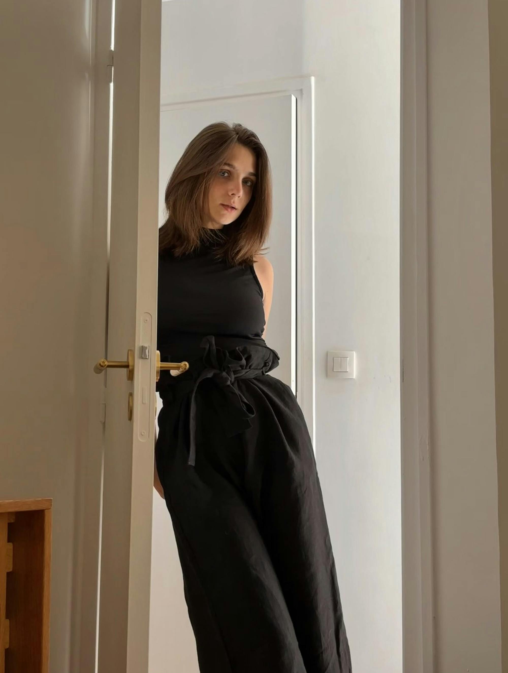 Avtorica prispevka, ki stoji med vrati