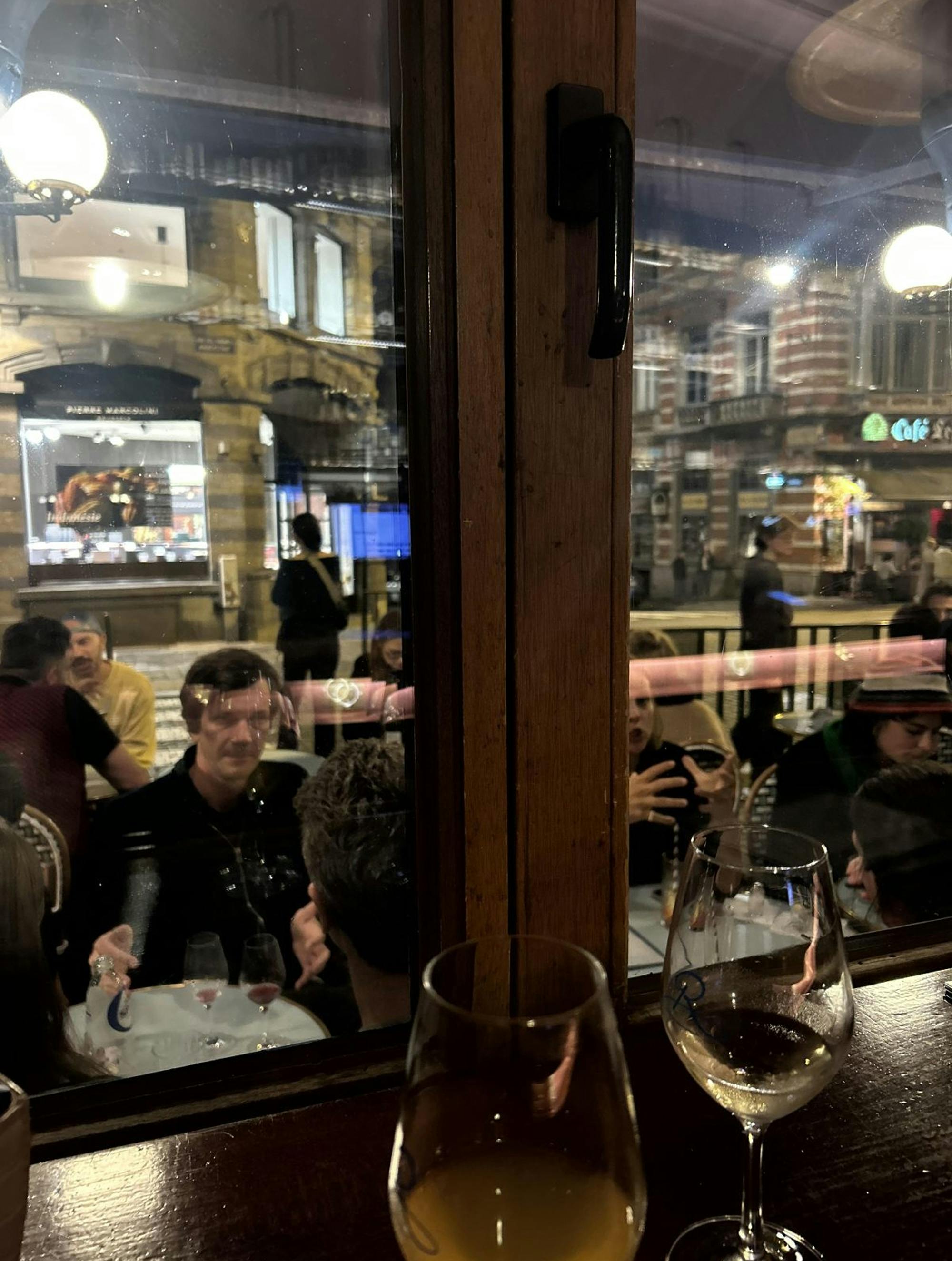 Pogled skozi okno na teraso vinoteke