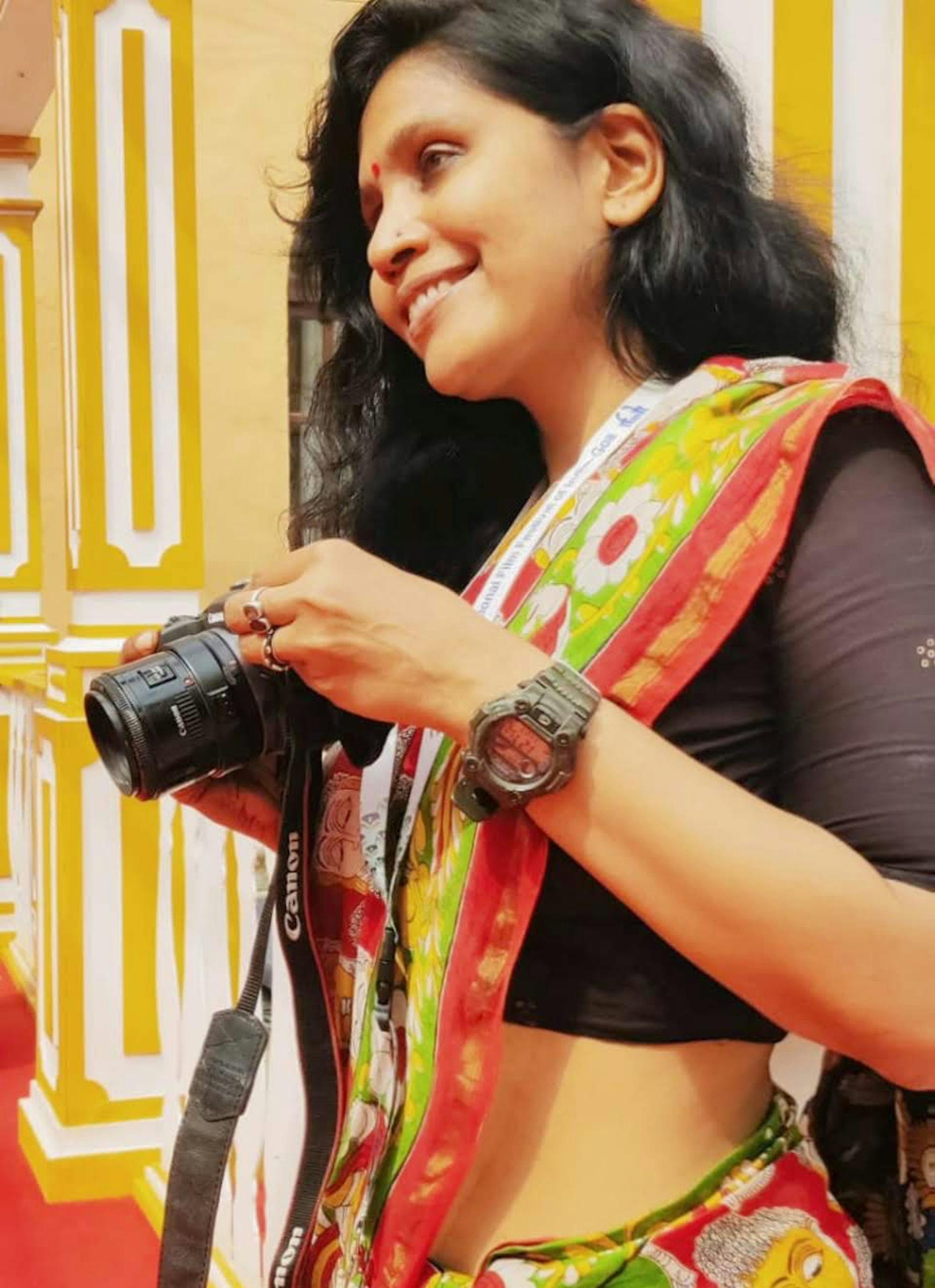 Avtorica knjige s fotoaparatom v rokah