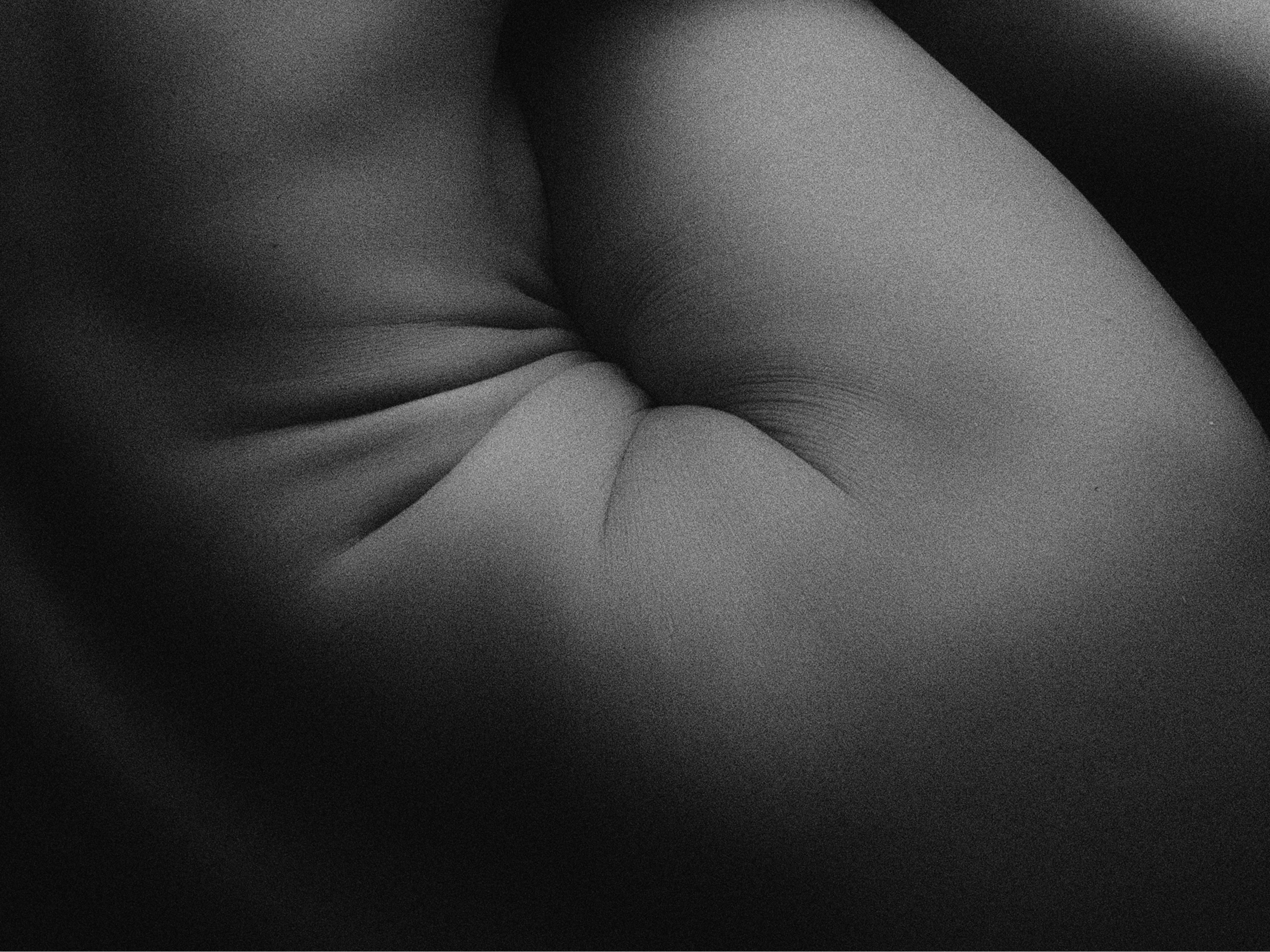 Črno-bela fotografija detajla telesa