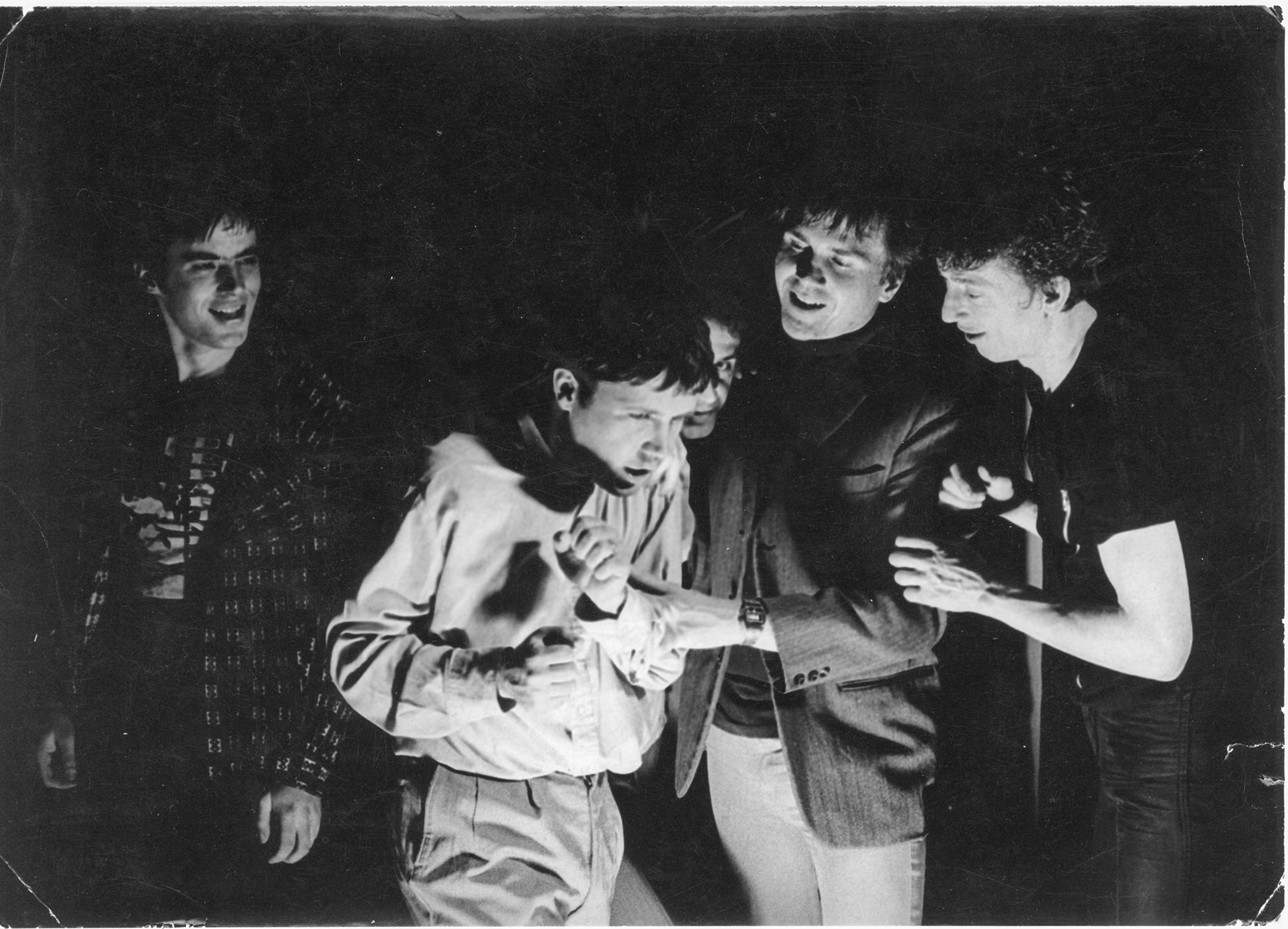 Črno-bela fotografija mladih Pankrtov