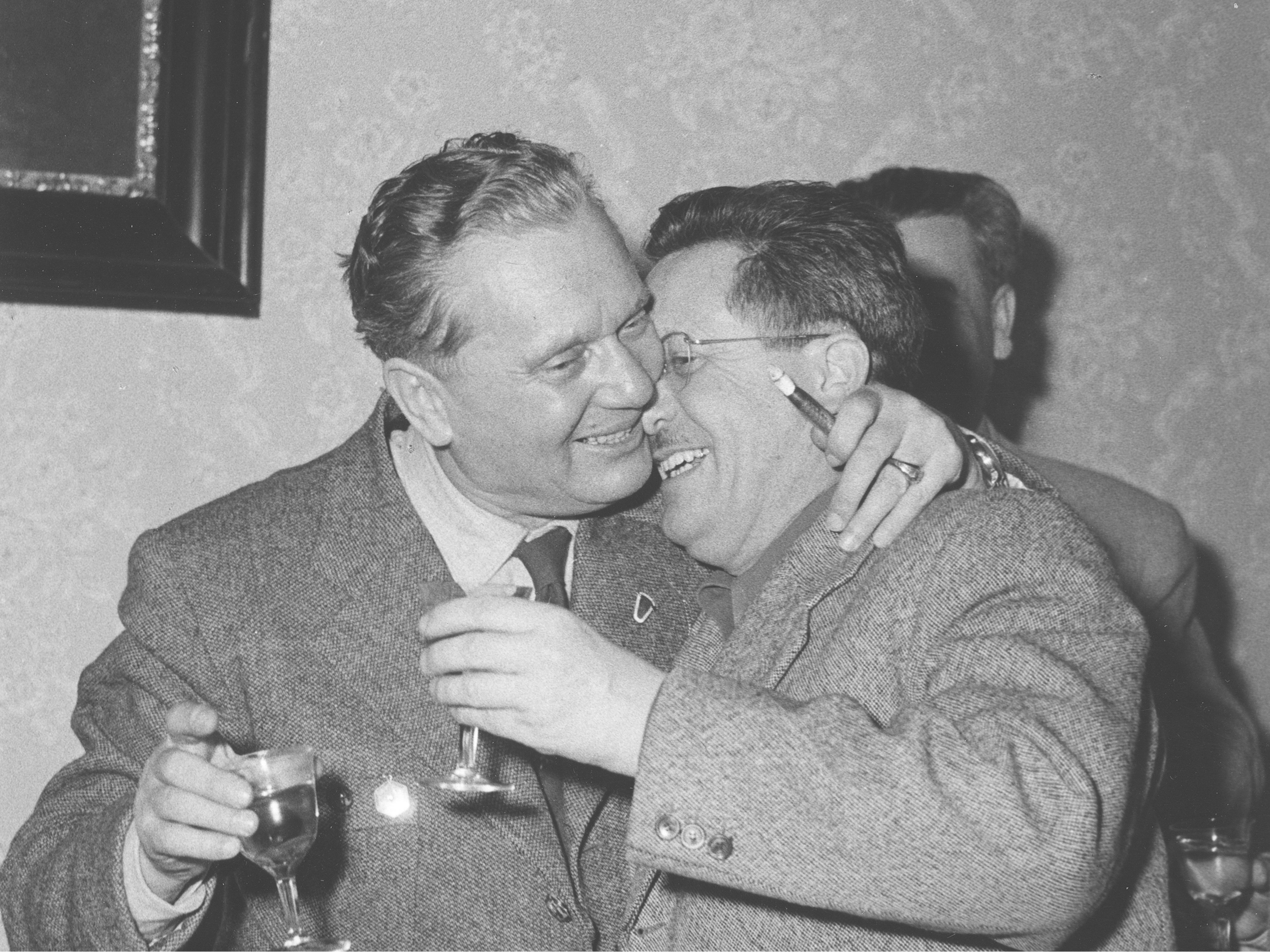 Kardelj in Tito s kozarci vina v rokah