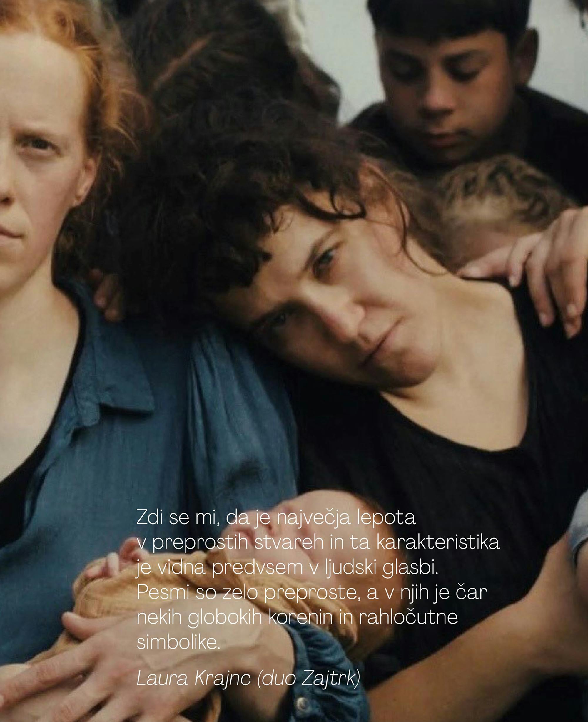 Kader iz videospota za skladbo sol, čez katerega je napisan citat Laure Krajnc