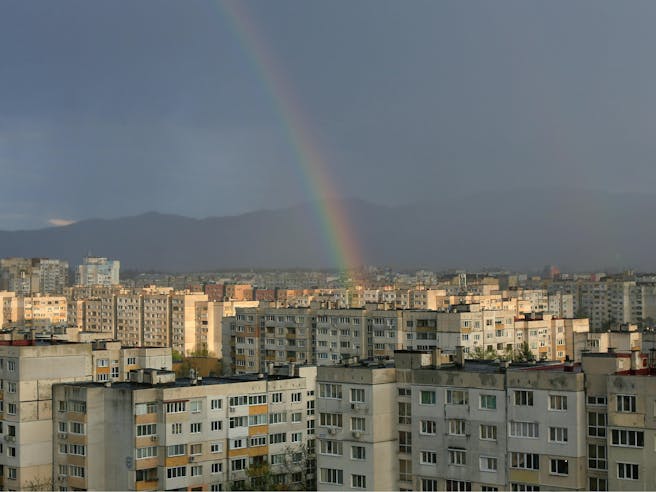 Mavrica nad blokovskih naseljem