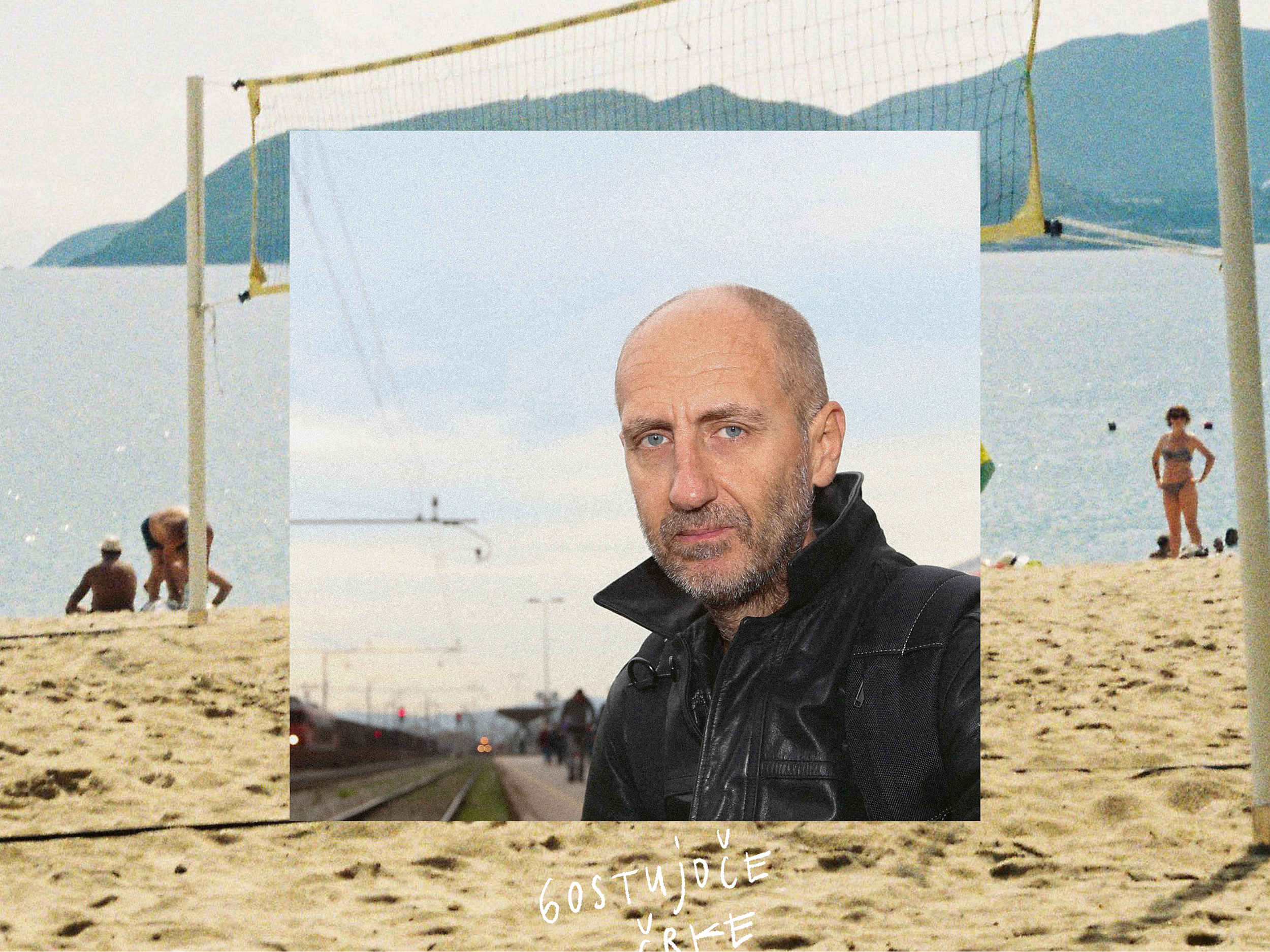 Fotografija avtorja prispevka na fotografiji igrišča za odbojko na mivki zraven morja