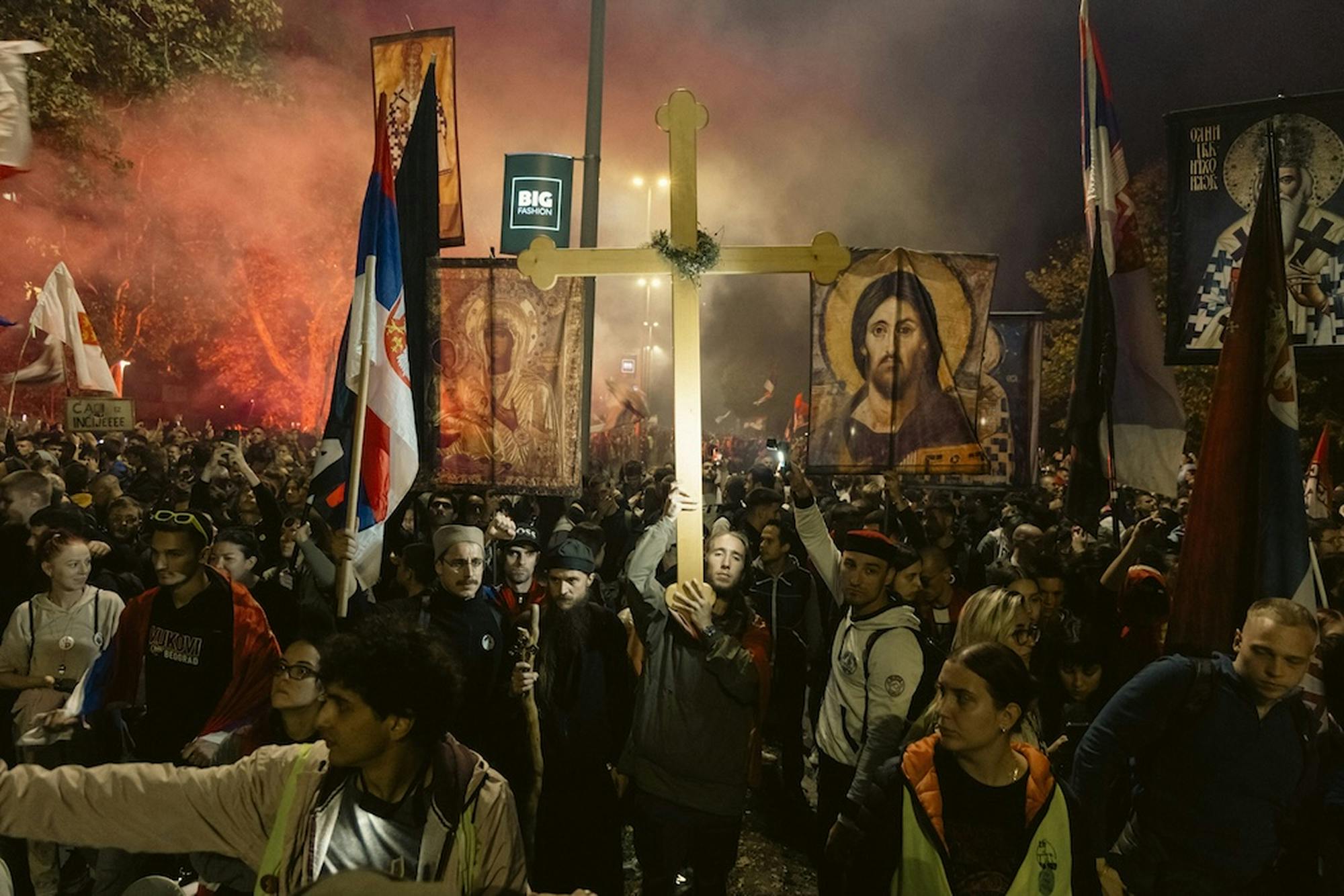 Srbski protesti - protestnik nosi velik pravoslavni križ