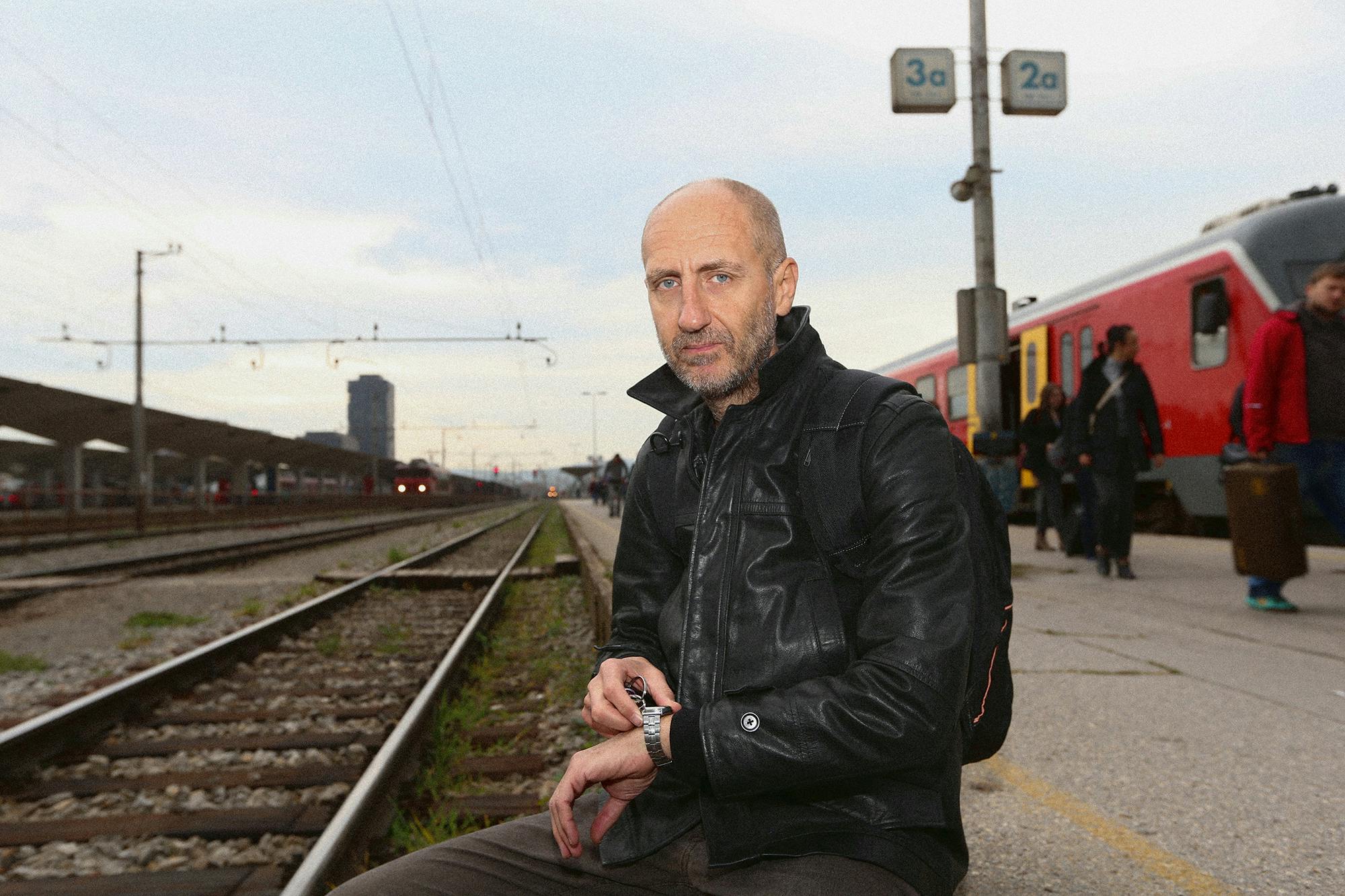 Esad Babačić na železniški postaji