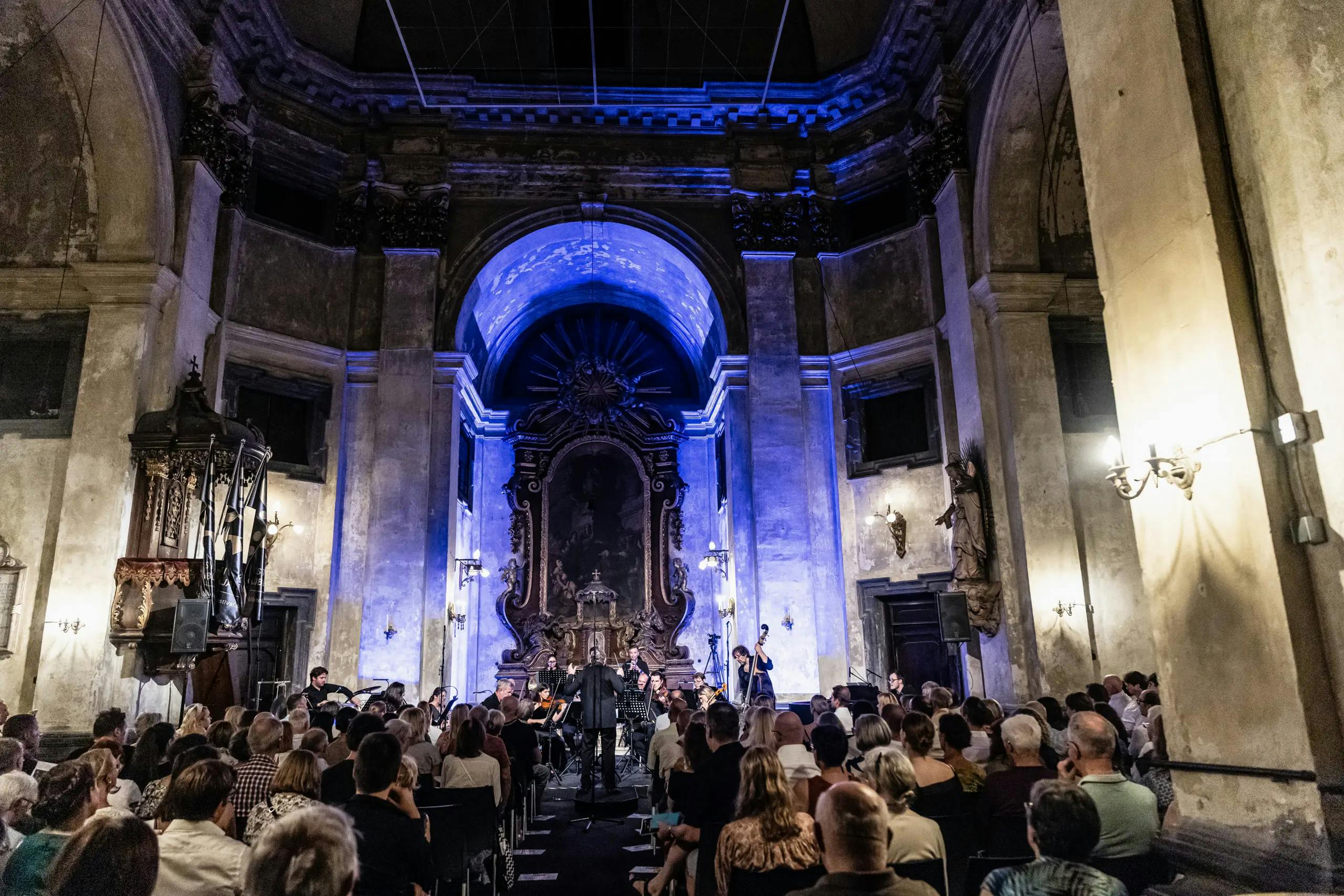 Občinstvo, ki posluša koncert