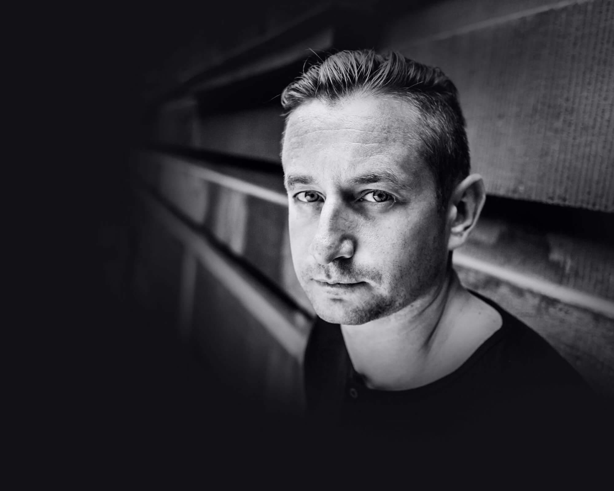 Črno-bel portret pisatelja