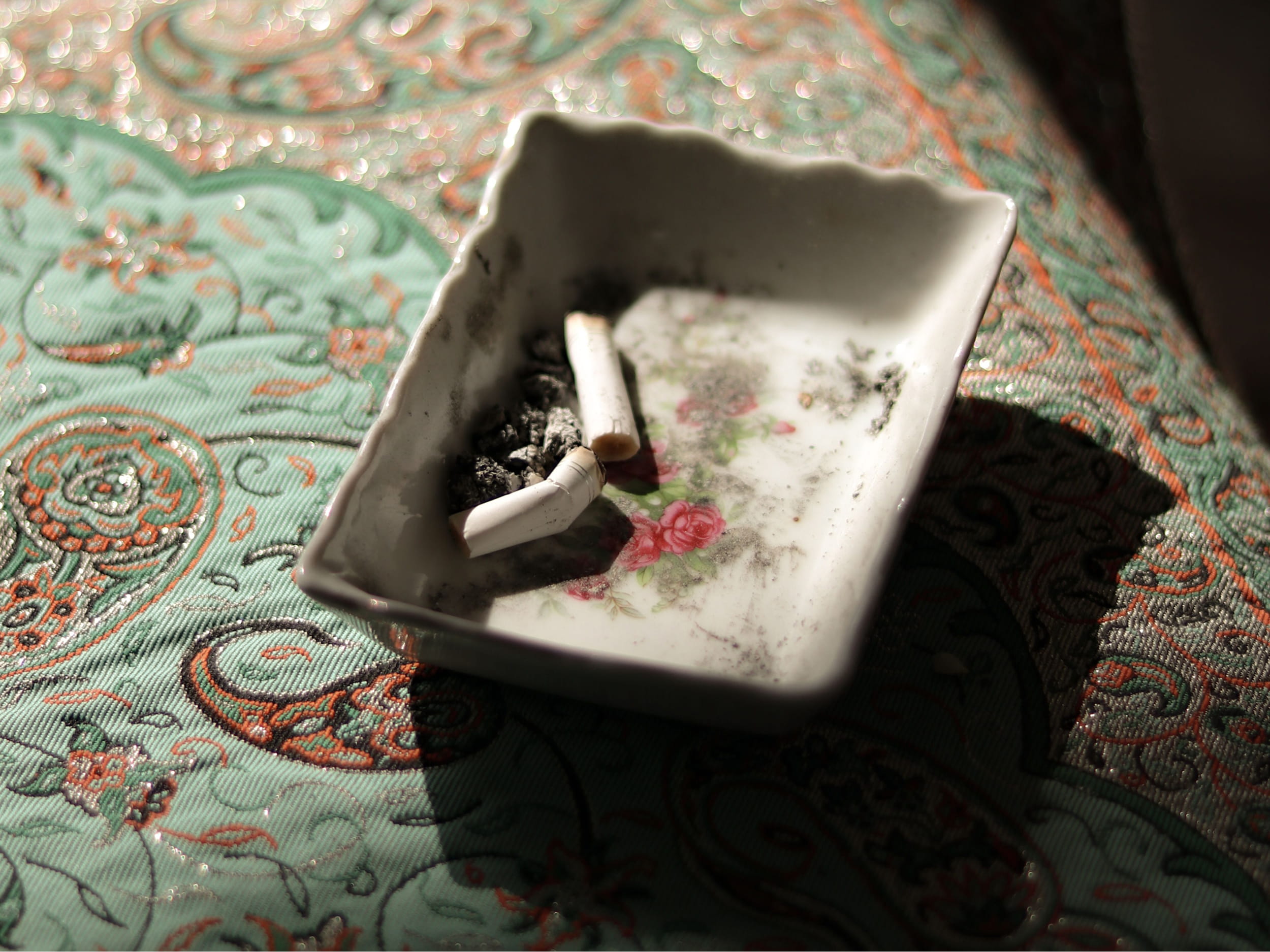 Pepelnik, v katerim sta dve ugasnjeni cigareti