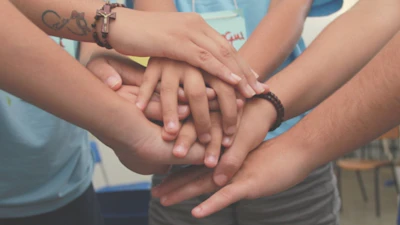 Várias mãos entrelaçadas