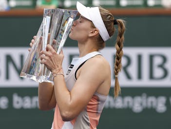 Iga Swiatek kissing her trophy after becoming the BNP Paribas Open's Women's champion