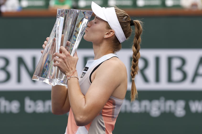 Iga Swiatek kissing her trophy after becoming the BNP Paribas Open's Women's champion