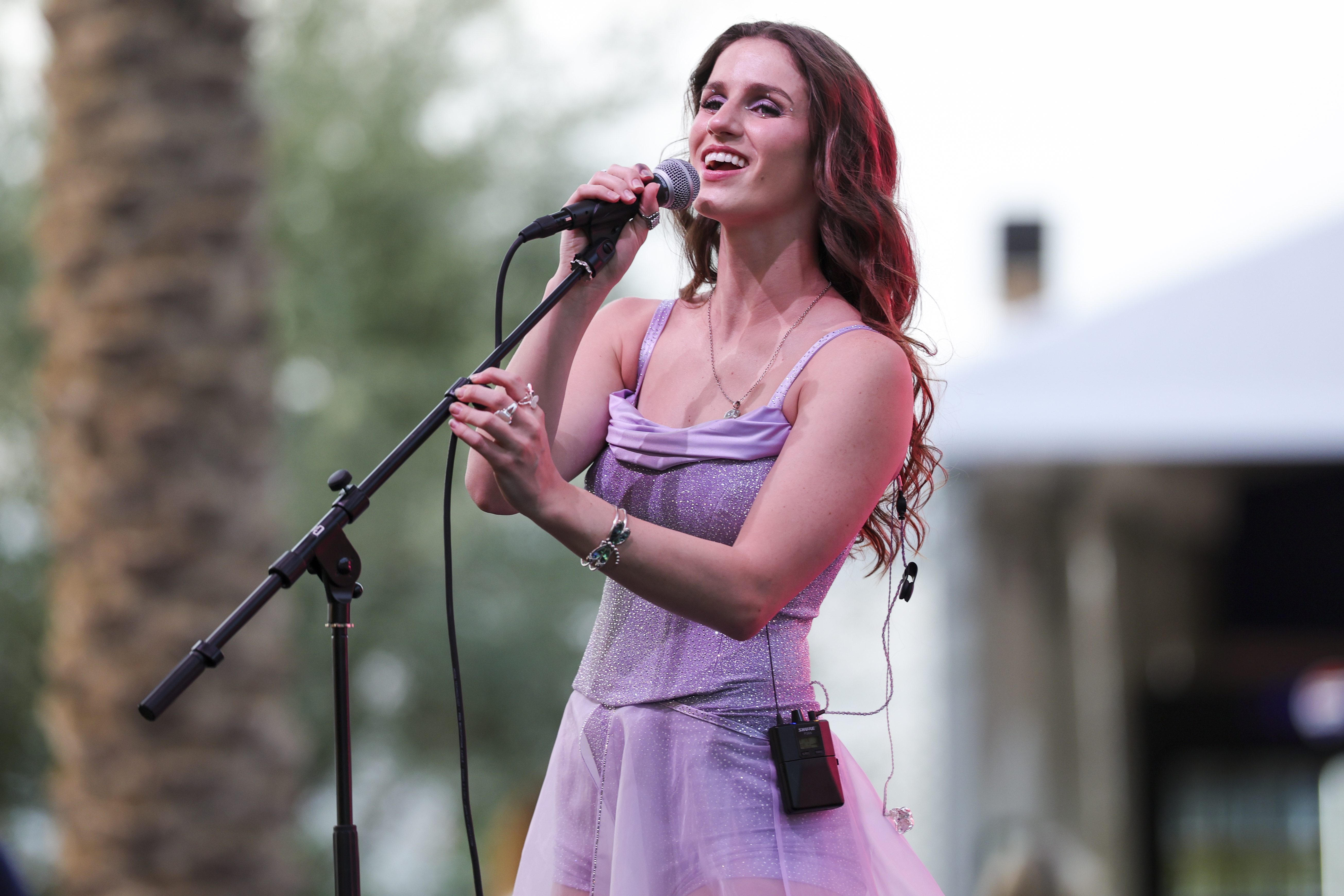 American Idol winner Abi Carter wows fans with a spectacular performance.
