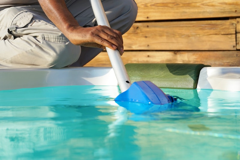 Pool cleaning with vacuumm