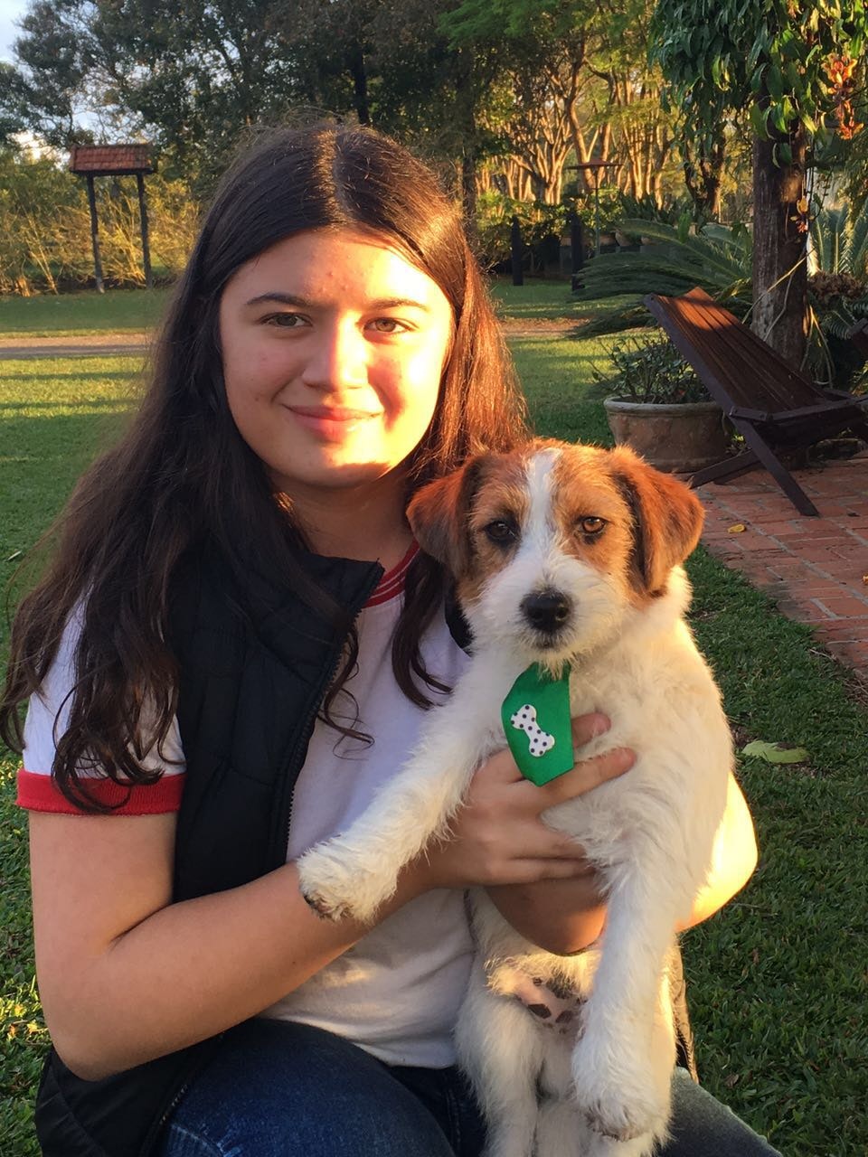 Uma mulher com seu novo cão Jack Russell