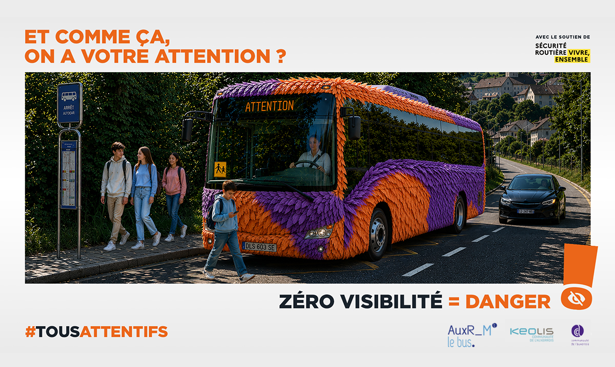 Bus bicolore cachant la visibilité à un enfant en train de traverser la route