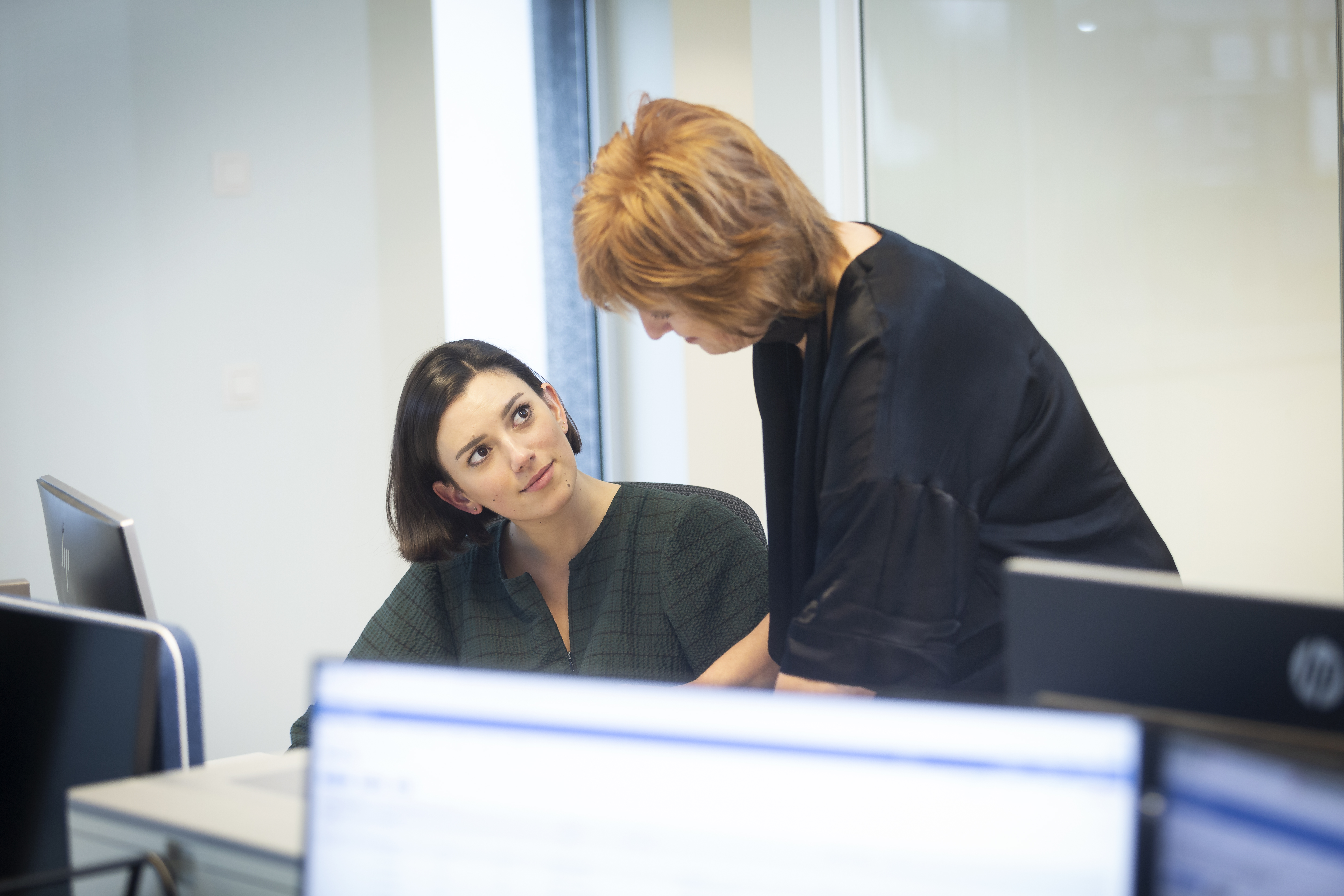 Twee collega's voeren een gesprek