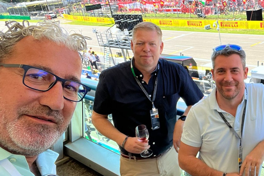 PHOTO-2022-09-11-16-32-33 2 crop image