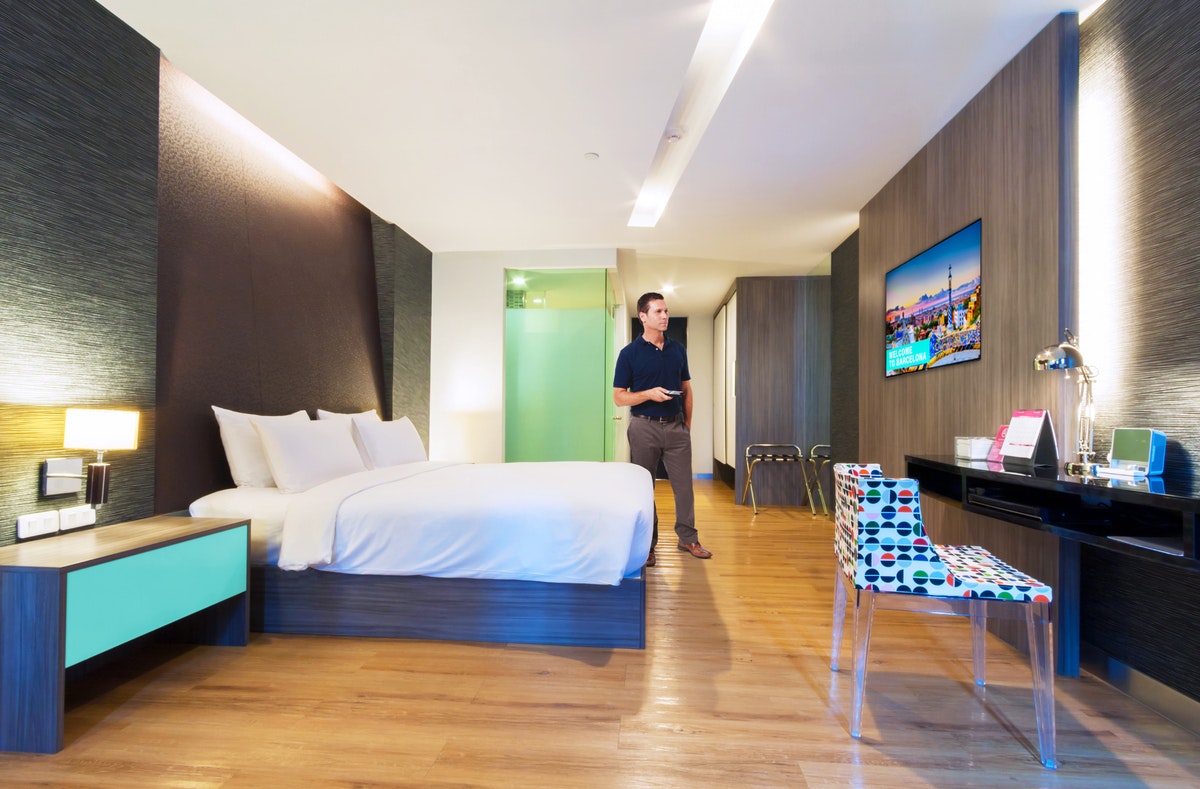 21 cmnd hospitality hotel room