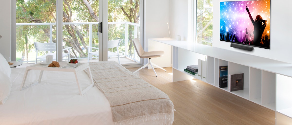 Professional TV 4518 + Professional Soundbar image