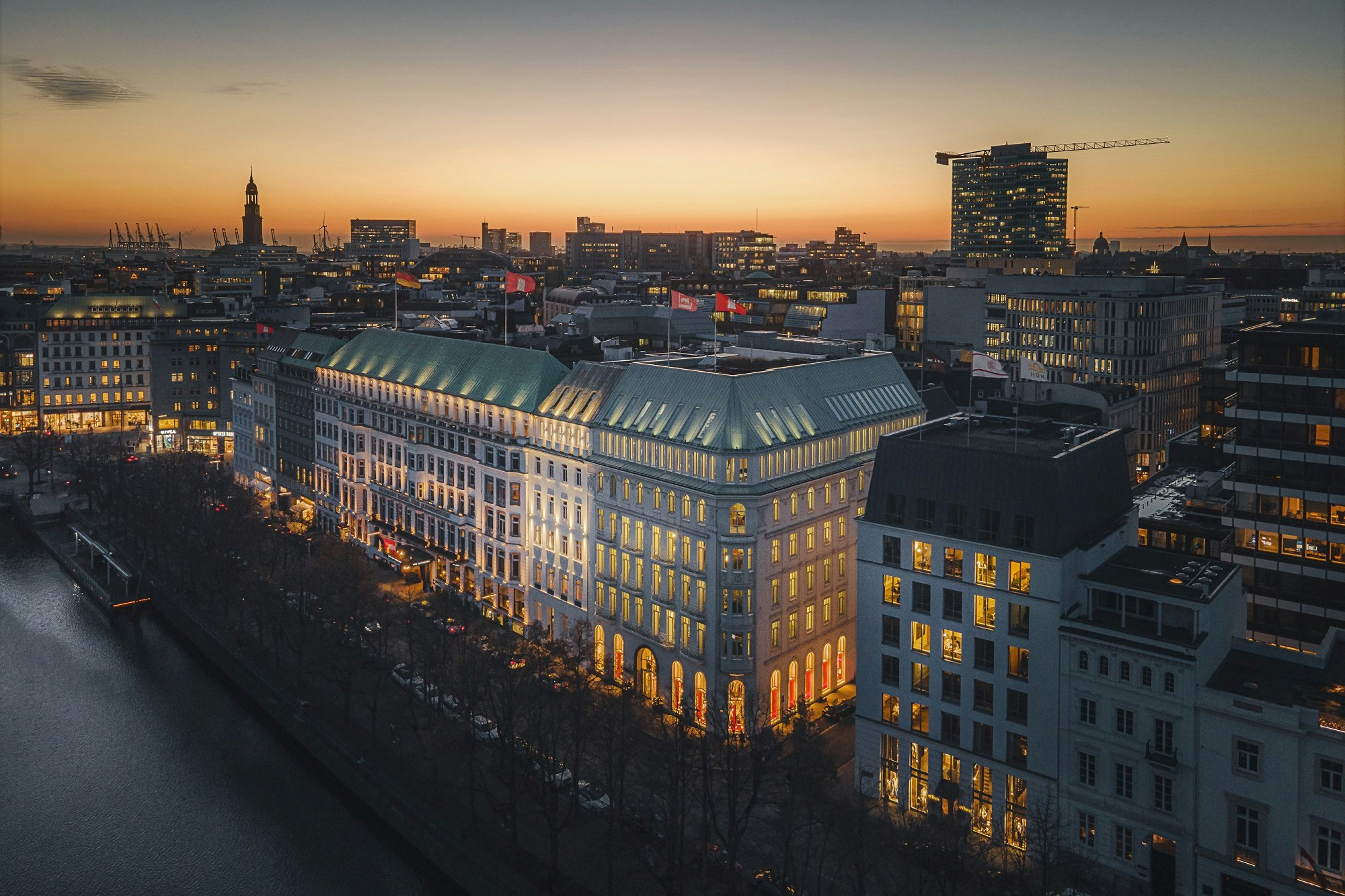 1MB_FairmontHotelVier Jahreszeiten_Außenansischt_CopyrightMatthiasPlander 1mb fairmonthotelvier jahreszeiten aussenansischt copyrightmatthiasplander