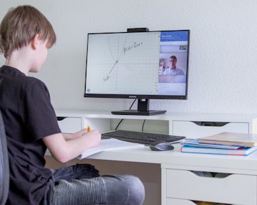 4-Distance-Learning-Main-Image image