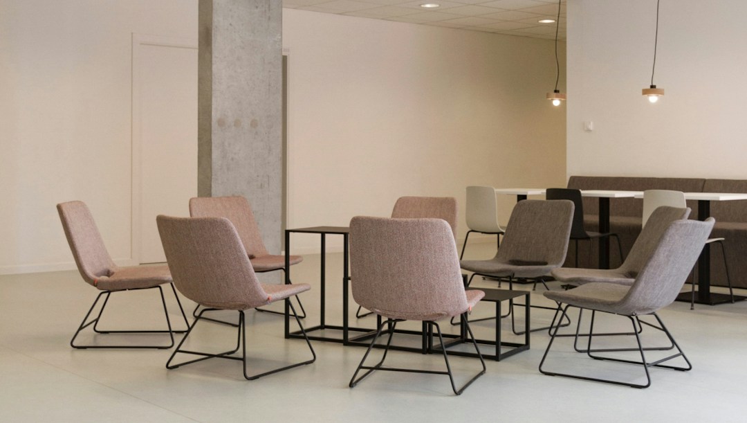 Arrière-plan virtuel bureau chaises