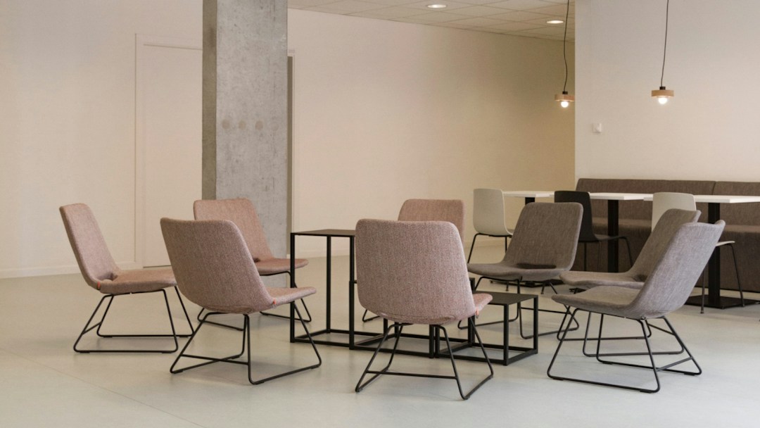 Arrière-plan virtuel bureau chaises