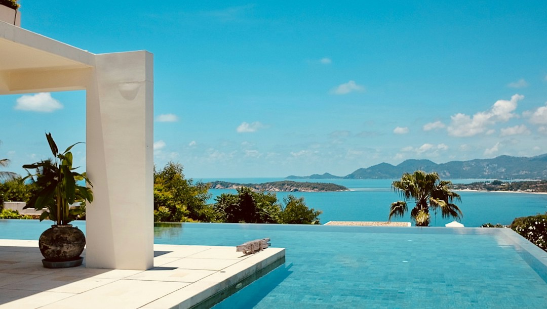 Arrière-plan virtuel maison luxe piscine
