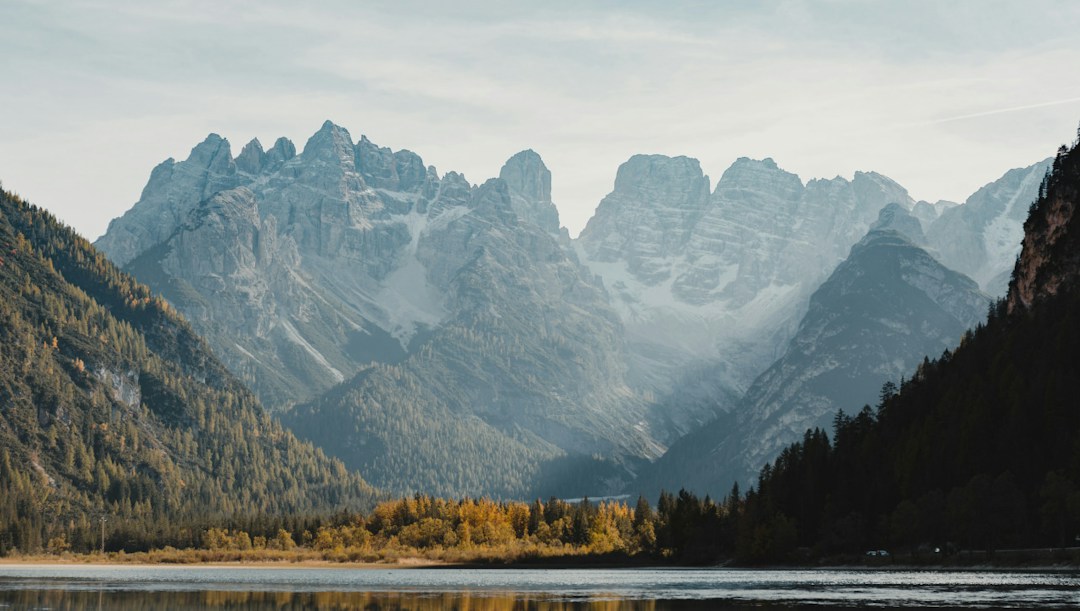 Arrière-plan virtuel montagne lac