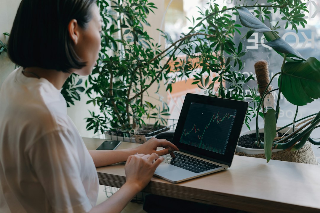 Livestorm Advantages of virtual interviews, with the Interviewee watches multimedia