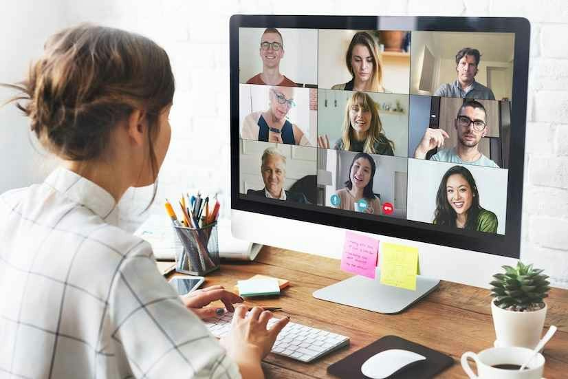 Frau nimmt an einer virtuellen Besprechung teil