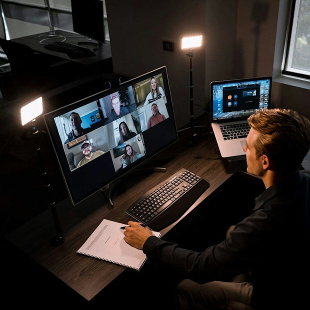 Réunion virtuelle en vidéo conf call.