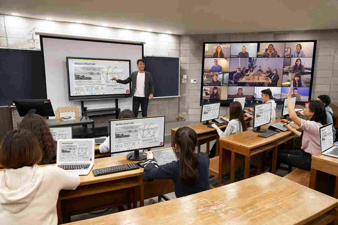 Hybrid learning in classrooms