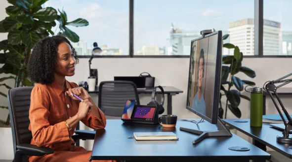 A female line manager using a meeting agenda template to run a virtual one-on-one.