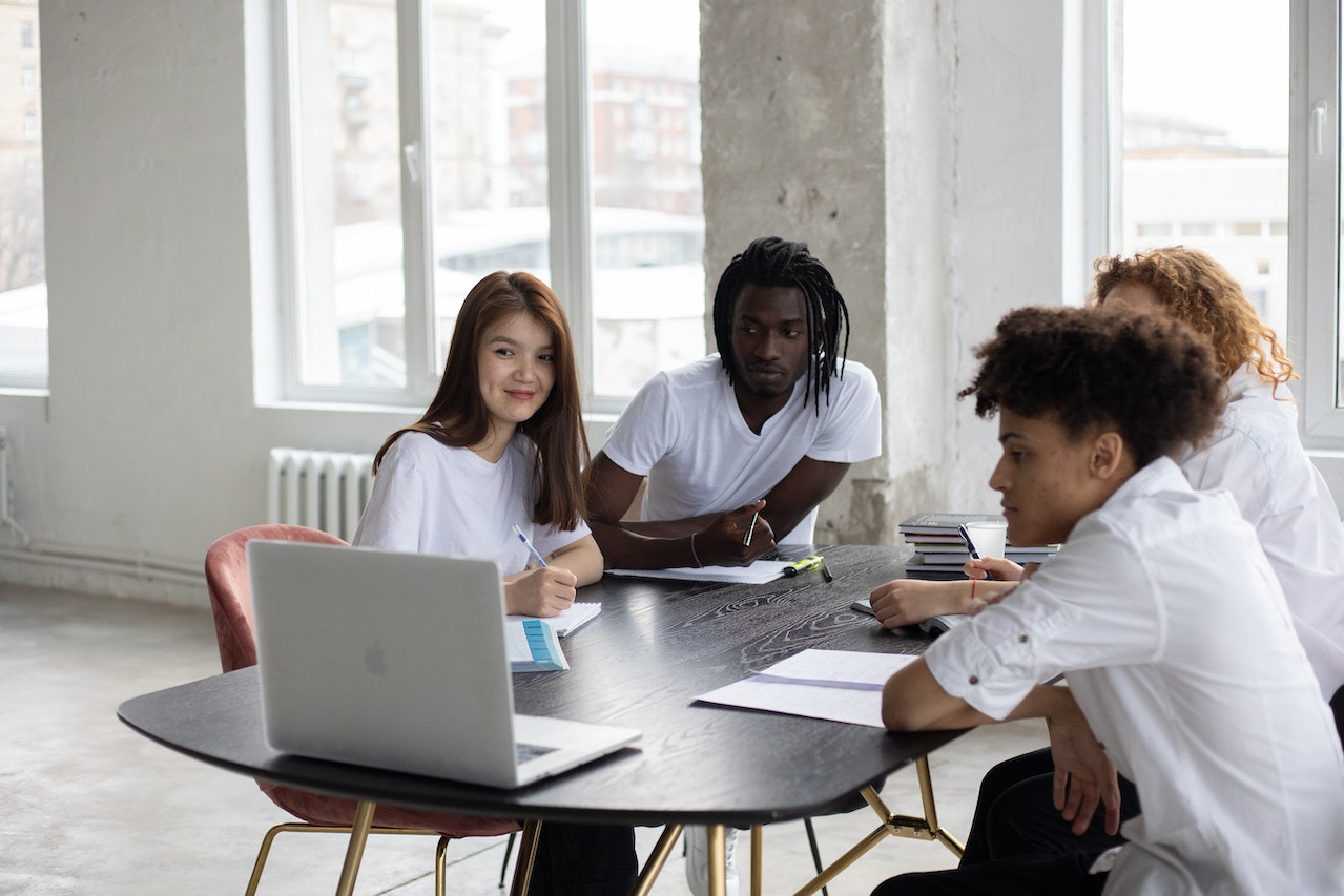 groupe d'étudiants travaillant ensemble autour d'un ordinateur portable