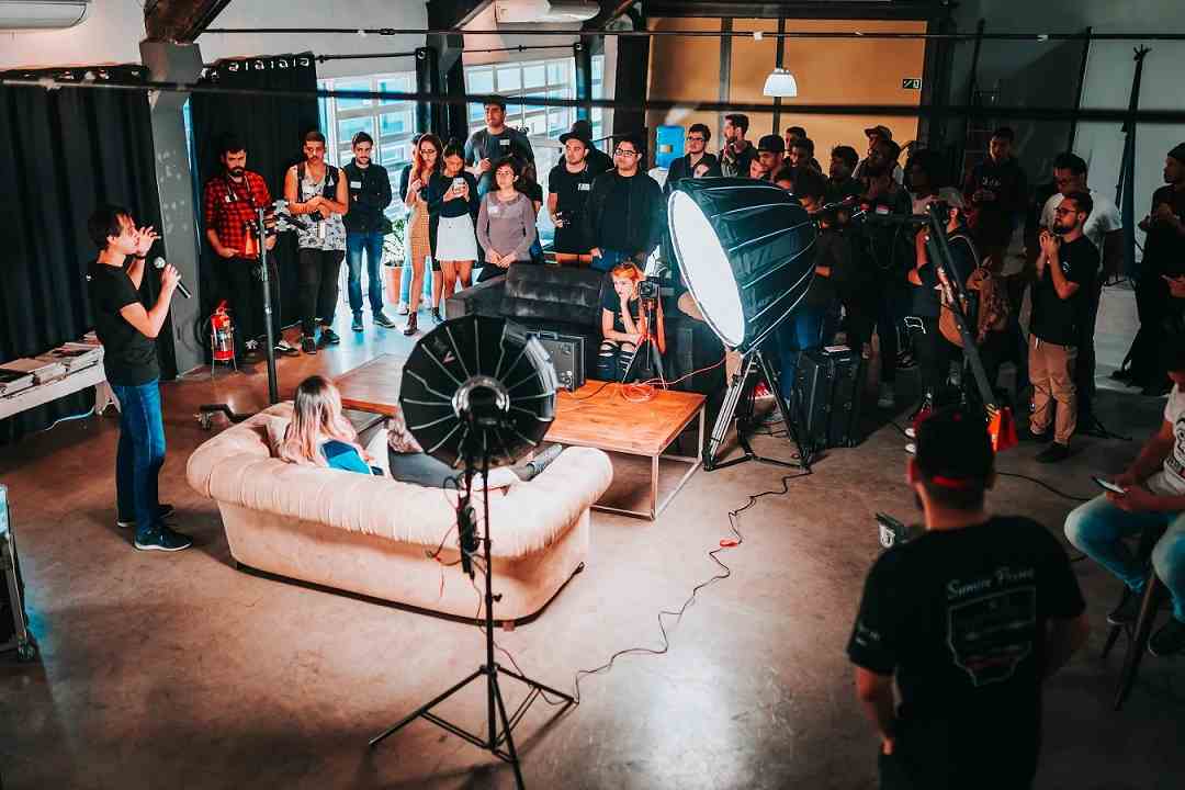 Los asistentes al evento se reúnen alrededor de los ponentes en un evento de marketing de contenidos