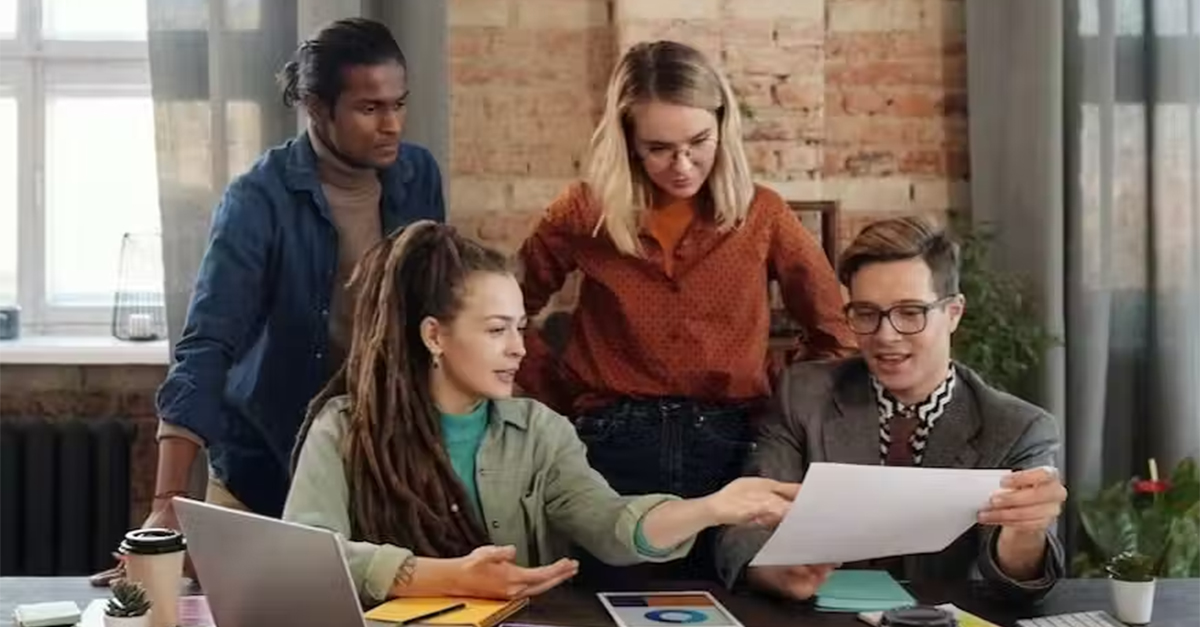 réunion d'équipe en discussion autour d'un document