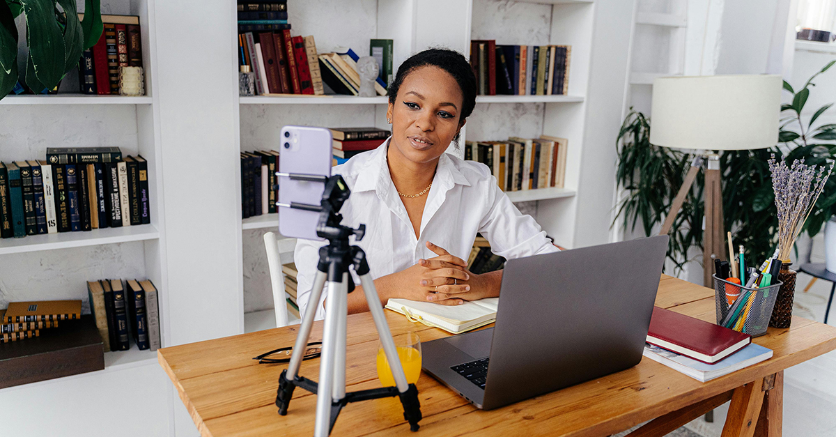 femme en visioconférence avec smartphone et ordinateur portable