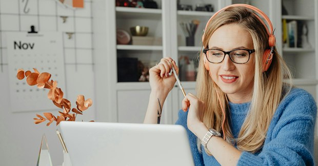 marketer hosting a webinar ABM program