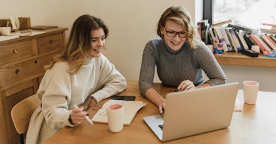 Dos mujeres trabajando en laptop