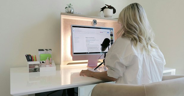 Bureau moderne avec ordinateur et micro