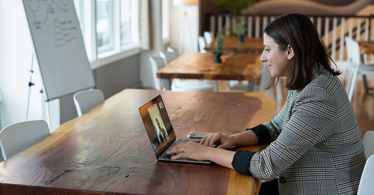 Frau beim Videoanruf am Laptop