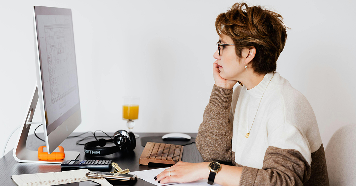 Femme travaillant sur ordinateur au bureau