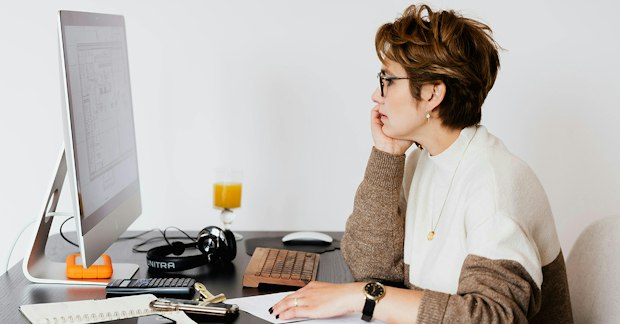 Femme travaillant sur ordinateur au bureau